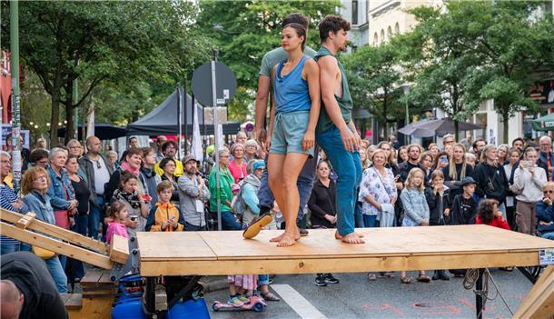 Die Alte Bürger wird wieder zum Kunstraum- Artspace. Vor dem Rüssel führt "Cirqu...