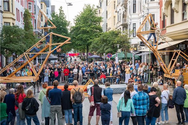 Die Alte Bürger wird wieder zum Kunstraum- Artspace. Vor dem Rüssel führt "Cirqu...