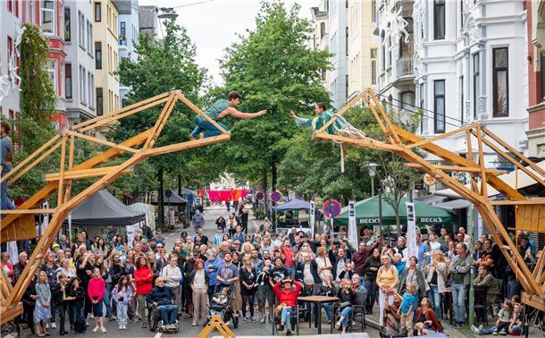 Die Alte Bürger wird wieder zum Kunstraum- Artspace. Vor dem Rüssel führt "Cirqu...