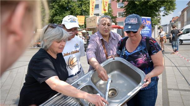 Sperrgut-Markt Bremerhaven: Wo alter Hausrat wieder neue Benutzer findet  Menschen halten eine Nirosta-Spüle