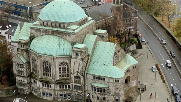 Bundesanwaltschaft ermittelt nach Angriff in Berufskolleg Die alte Synagoge in Essen: Zweimal soll der 17-Jährige in das Gebäude gegangen sein, um nach weiteren Opfern zu suchen. (Archivbild)