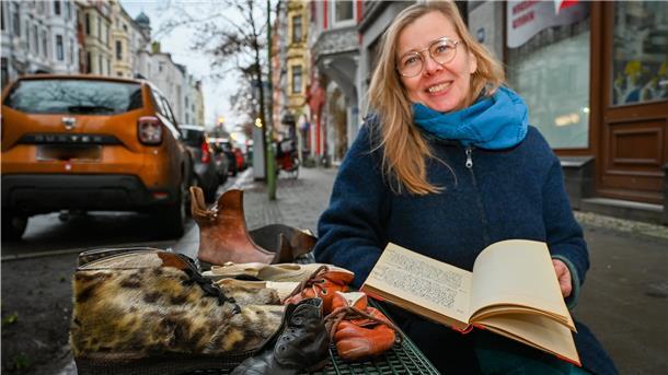 Mit dem Schuh-Tagebuch ins Leben einer Unbekannten Die alte Tagebuch-Kladde einer unbekannten Schuhsammlerin, notiert in tintenblauer Sütterlinschrift, ist Andrea Türks „Schatz“, daraus hat die Songwriterin sogar ein eigenes, philosophisches Lied gemacht. Und aus Handschrift, Schuhen und Collagen eine Ausstellung in der „Alten Bürger " installiert.