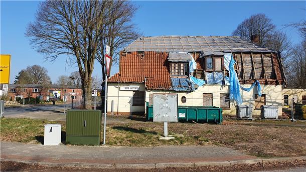 Die Alte Waage (Vordergrund) und das "Landhaus Brummerloh" (hinten links) sind vielen Geestensethern seit Jahren ein Dorn im Auge. Die Gemeinde will nun Bewegung in die Problematik bringen.