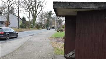 Die alten Bushaltestellen an der Ortsdurchfahrt in Rhadereistedt werden im Zuge des Neubaus der Landesstraße 122 modernisiert.