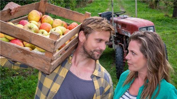 „Neuer Wind im Alten Land“: Die Macher haben nichts gelernt Die Altländer Journalistin Beke Rieper (Felicitas Woll) liebäugelt mit ihrem Apfel-Adonis Paul (Steve Windolf).