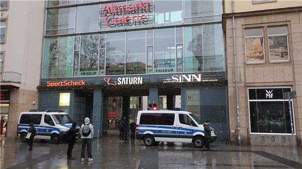 Geiselnahme in Dresden beendet - Täter stirbt Die Altmarkt-Galerie ist abgesperrt.