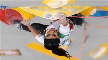 Die am 18. Oktober 2022 von der International Federation Of Sport Climbing zur Verfügung gestellten Aufnahmen zeigen die iranische Klettersportlerin Elnas Rekabi im Finale der Asienmeisterschaften.