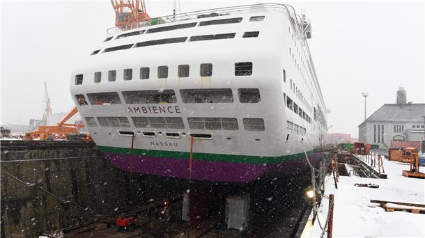 Aufdockung der "Ambience" in der Lloyd Werft