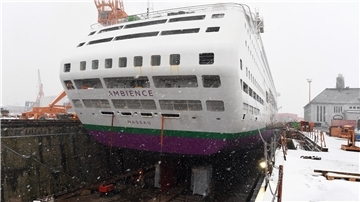 Aufdockung der "Ambience" in der Lloyd Werft