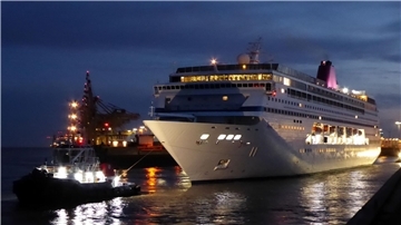 Die „Ambition“ passiert am frühen Dienstag die Nordschleuse und steuert die Lloyd Werft an.