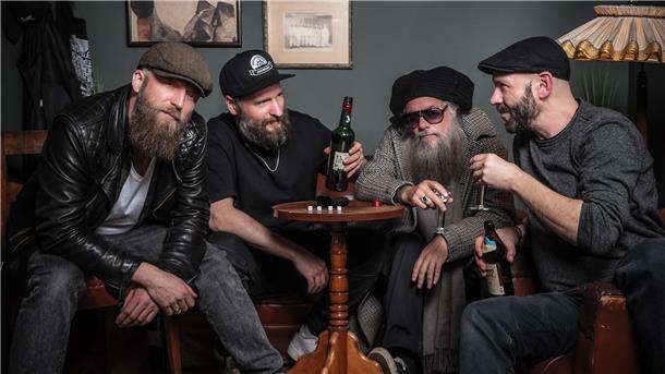 Bandfoto mit vier Musikern