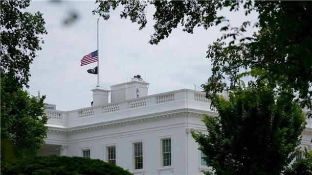 Brief mit Gift an Trump - Frau zu Haftstrafe verurteilt Die amerikanische Fahne weht auf dem Weißen Haus.