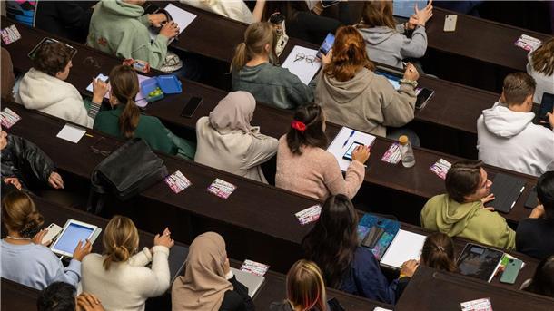 Studierendenwerk fordert kontinuierliche Bafög-Erhöhung Die Ampel hat sich im Koalitionsvertrag vorgenommen, das Bafög „grundlegend“ zu reformieren und „elternunabhängiger“ zu machen.