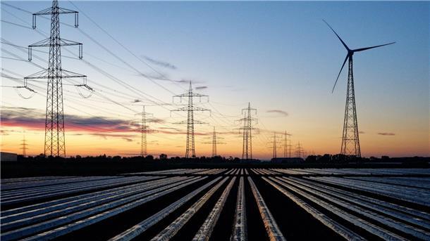 Bundesregierung will Stromtrassen schneller ausbauen Die Ampel-Koalition will das Bundesbedarfsplangesetz ändern. Hauptziel ist, den Strom, der im Norden Deutschlands produziert wird, künftig schneller in den Süden und Westen des Landes transportieren zu können.