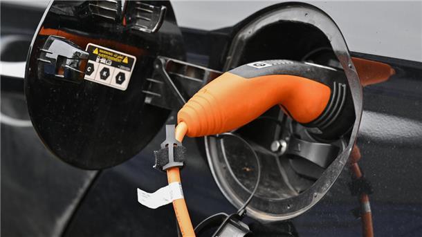 Die Ampel muss sparen - das trifft auch den Umweltbonus für Elektroautos. Der ist schon bald Geschichte. Wann genau die Förderung ausläuft ist noch offen.