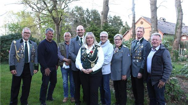 Die amtierende Vorsitzende des Schützenvereins Wittstedt, Birgit Hülseberg (Mitte), und der stellvertretende Bürgermeister Heinz Bühring (CDU, rechts) mit Vertretern der teilnehmenden Vereine und dem Vorstand.