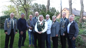 Die amtierende Vorsitzende des Schützenvereins Wittstedt, Birgit Hülseberg (Mitte), und der stellvertretende Bürgermeister Heinz Bühring (CDU, rechts) mit Vertretern der teilnehmenden Vereine und dem Vorstand.
