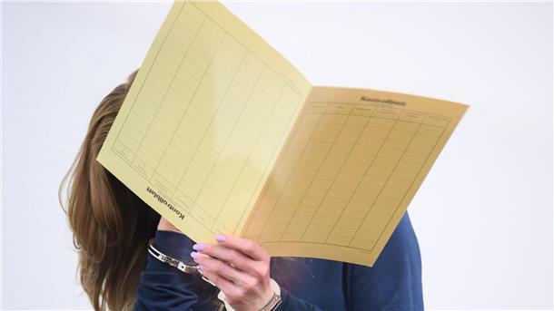Mordprozess: Angeklagte bestreitet illegales Autorennen Die Angeklagte im Gerichtssaal im Landgericht Hannover.