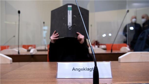 IS-Rückkehrerin droht härtere Strafe für Tod eines Kindes Die Angeklagte Jennifer W. sitzt vor Beginn der Verhandlung im Gerichtssaal in München. Die Frau aus Lohne in Niedersachsen soll als IS-Anhängerin im Irak tatenlos dabei zugesehen haben, wie ein kleines jesidisches Mädchen in einem Hof angekettet wurde und dort verdurstete.