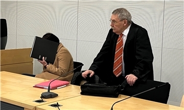 Die Angeklagte vor Prozessbeginn im Landgericht Osnabrück mit ihrem Anwalt Dr. Wolfgang van Hall.