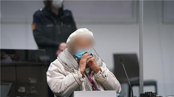 Nach Urteil: Ehemalige KZ-Sekretärin legt Revision ein Die Angeklagte zu Beginn des Prozesstages Anfang Dezember im Sitzungssaal des Landgerichts Itzehoe.
