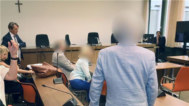 Die angeklagten Eltern und der angeklagte Arzt im Oberlandesgericht München.