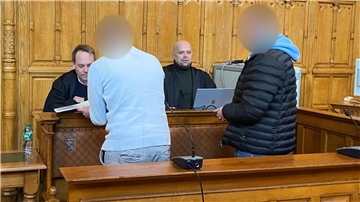 Die Angeklagten im Prozess um versuchten Mord in der Raabestraße am Landgericht Bremen.