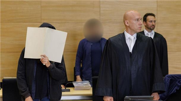Lebenslange Strafe für Giftmord   Die Angeklagten im Landgericht Bielefeld neben ihren Anwälten Sven Karsten und Jan-Christian Hochmann (hinten).