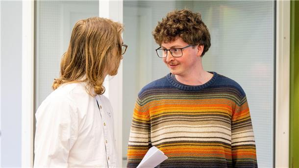 Die angeklagten Klimaaktivisten Lukas Popp (l) und Simon Lachner unterhalten sich vor dem Prozessauftakt.