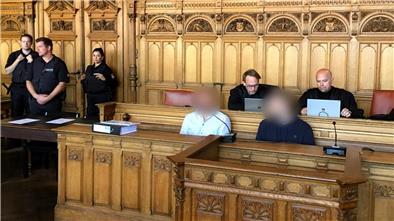 Versuchter Mord in Bremerhaven: Das Tatfahrzeug brannte in Schiffdorf aus Die Angeklagten mit ihren Strafverteidigern im Prozess um versuchten Mord in der Raabestraße Bremerhaven.