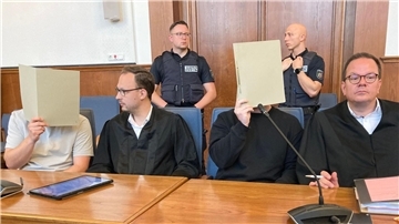 Die angeklagten Polizeibeamten und ihre Verteidiger im Landgericht Dortmund.