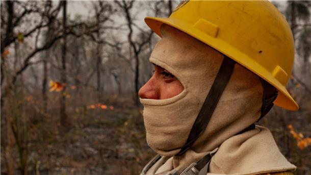 Indigene Feuerwehrleute kämpfen in Brasilien gegen Flammen Die anhaltenden Brände bedrohen zunehmend die Lebensräume der indigenen Gemeinschaften.