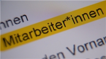 Die Anrede „Mitarbeiter*innen“ ist in der Handreichung „Hinweise zur Umsetzung der geschlechtersensiblen Sprache für die Verwaltung der Landeshauptstadt Stuttgart“ markiert und auf einem Bildschirm zu sehen. (Illustration)