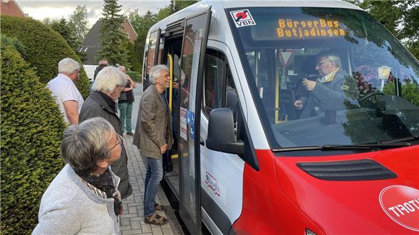 Die Anschaffung neuer Busse steht an. Vor Beginn der Hauptversammlung besichtigten die Mitglieder den Stadlander Bürgerbus, der ihnen aber ein zu kurzes Chassis hat.