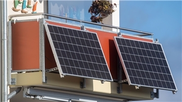 Die Anschaffung von Sonnenkollektoren auf dem Balkon, sogenannten Balkonkraftwerken, könnte bald vom Kreis Cuxhaven gefördert werden.