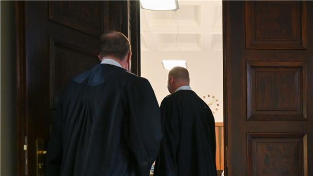 Prozessauftakt nach Giftanschlag an TU Darmstadt Die Anwälte Björn Seelbach (l) und Christian Kunath auf dem Weg in den Gerichtssaal.