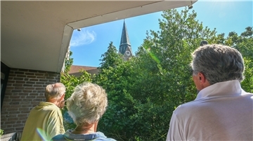 Die Anwohner der Sankt-Jakobi-Kirche sind unterschiedlicher Meinung zum Klang des Glockenturmes. Diese Vier finden ihn nicht so toll.
