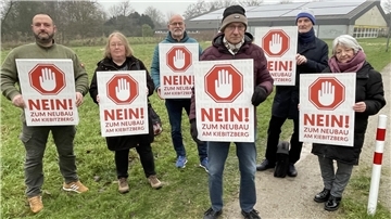 Eine Gruppe von Menschen mit Protestschildern.