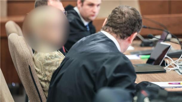 Verunreinigte Glukose: Bewährungsstrafe für Apothekerin Die Apothekerin (l.) sitzt im Kölner Landgericht zwischen ihren Anwälten auf der Anklagebank.