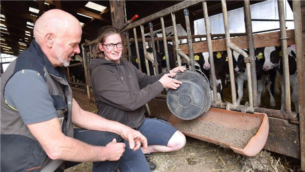 Die Arbeit in der Natur, mit Tieren und modernster Technik sei für viele junge Menschen höchst attraktiv, sagt Landwirt Frerk Francksen (links). Das Bild zeigt ihn mit Quereinsteigerin Diana Göckemeyer bei der Fütterung der Kälber.