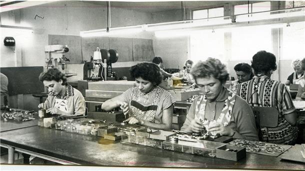 Kameras aus Nordenham auch für den kleinen Geldbeutel Die Arbeit in der Teilmontage wurde bei Vredeborch vor allem von Frauen erledigt. Das Bild entstand 1960.