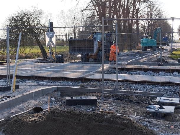 Baustelle an Bahngleisen. Die Arbeiten am Gleisübergang in Absen befinden sich in den letzten Zügen.