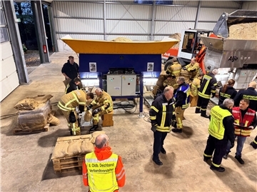 Insgesamt 45 Tonnen Sand in Säcke gefüllt Die Arbeiten gingen Hand in Hand: 3.240 Sandsäcke wurden bei der Übung befüllt.