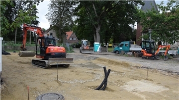 Die Arbeiten laufen: Der Platz zwischen Kirche und Landgasthof Martin im Selsinger Ortskern wird neu gestaltet.