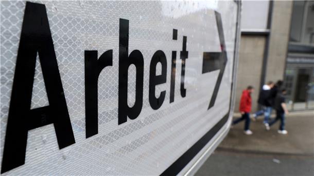 Die Arbeitsagentur stellt mehr Mitarbeiter ein, um die Vielzahl an Kurzarbeits-Anträgen bewältigen zu können.