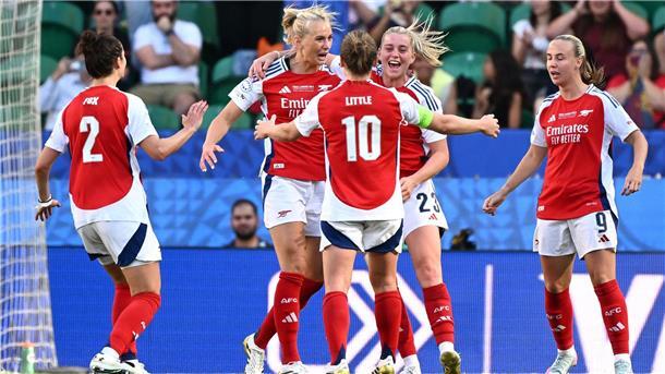 Die Arsenal-Fußballerinnen jubeln über ihren Führungstreffer