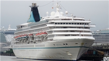 Ein Kreuzfahrtschiff liegt an der Kaje