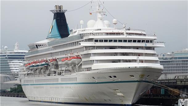 Die „Artania“ liegt im Kaiserhafen auf. Im Juni war das Schiff mit den weltweit letzten acht Kreuzfahrttouristen in Bremerhaven eingetroffen. Ende Februar soll es wieder ablegen – wenn es die Infektionslage zulässt.