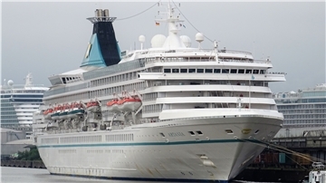 Die „Artania“ liegt im Kaiserhafen auf. Im Juni war das Schiff mit den weltweit letzten acht Kreuzfahrttouristen in Bremerhaven eingetroffen. Ende Februar soll es wieder ablegen – wenn es die Infektionslage zulässt.