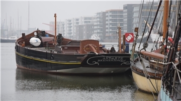 Die "Astarte" im Neuen Hafen. Der Finkenwerder Hochseekutter muss in die Werft. Montag nimmt das Schiff - die Masten sind eingelagert - mit Motorkraft Kurs auf Ditzum an der Ems.